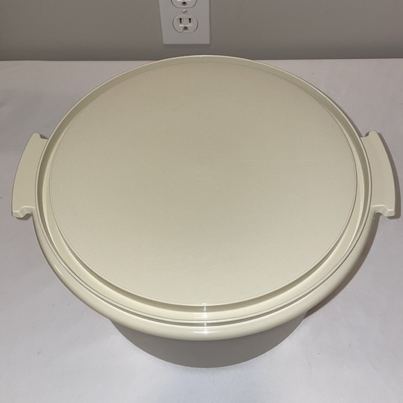 Vintage EUC Tupperware small cake carrier. Like new condition. - Picture 4 of 7